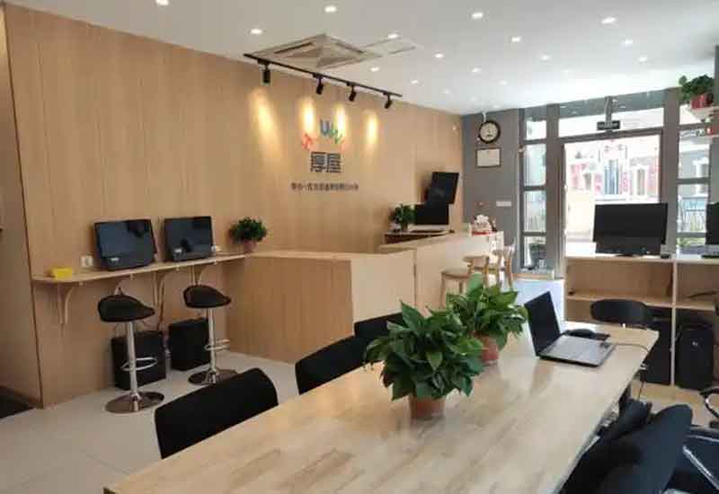 郑州房产中介门店装修：房源展示与洽谈区高效设计