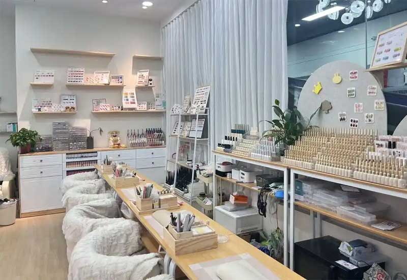 郑州美甲店设计：小店的抱枕与地毯温馨感