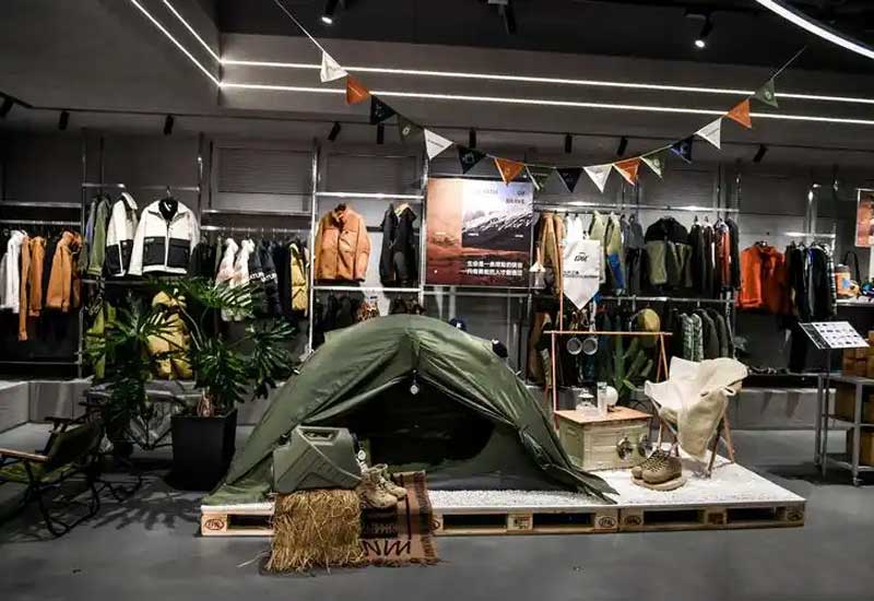 郑州户外用品店装修设计如何展示帐篷？立体吊装系统